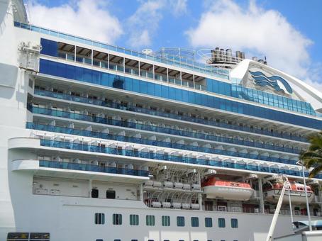 停泊中の豪華客船(ハワイ) 停泊中の豪華客船(ハワイ) 客船,停泊,豪華客船の写真素材