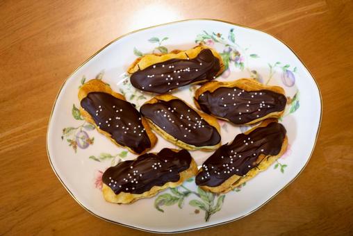 チョコレートエクレアの盛り合わせ エクレア,シュークリーム,チョコレートの写真素材