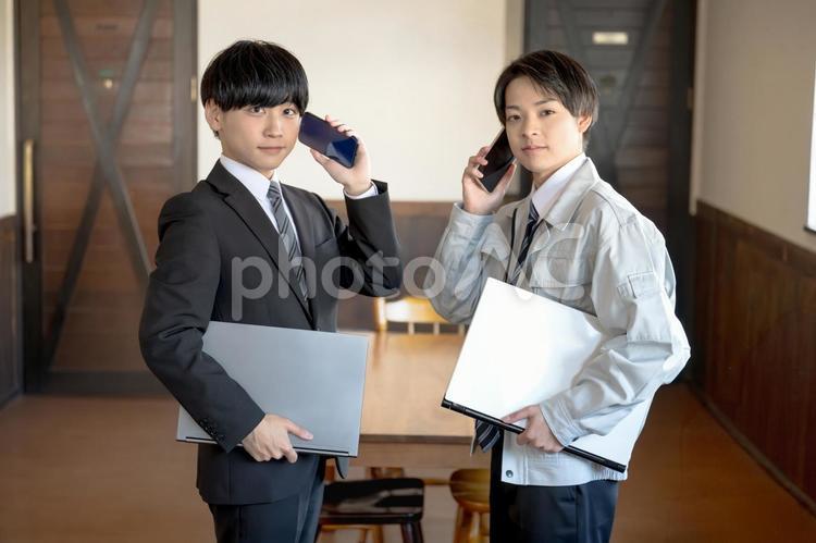 電話とパソコンを持つビジネスマン達 ビジネスマン,スーツ,作業着の写真素材