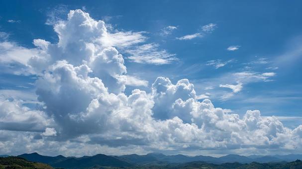 青い空に浮かぶ、雄大な白い雲の景色 青い空に浮かぶ、雄大な白い雲の景色の写真