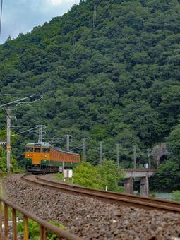 伯備線 備中川面 湘南色電車 伯備線 備中川面 湘南色電車 伯備線,高梁川,国鉄型の写真素材