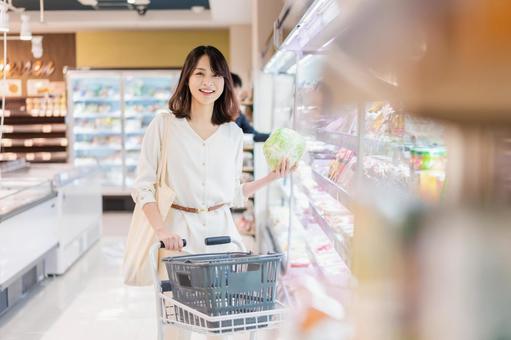 スーパーで買い物をする若い女性 買い出し,消費,原料の写真素材
