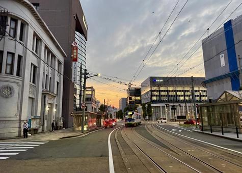 夕方の福井駅前の街並みと路面電車 夕方の福井駅前の街並みと路面電車 ビル,路面電車,夕方の写真素材