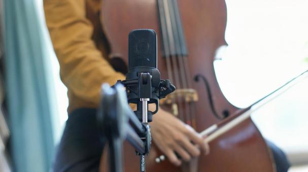 マイクとチェロ　宅録 自宅,録音,宅録の写真素材