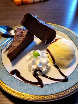 デザートプレート（チョコケーキ） チョコレートケーキ,アイスクリーム,バニラアイスの写真素材