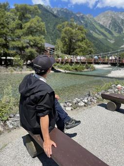 上高地 男性 後ろ姿 上高地 男性 後ろ姿 トレッキング,森林浴,写真を撮るの写真素材