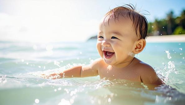 海で水浴びをするかわいい赤ちゃんの写真