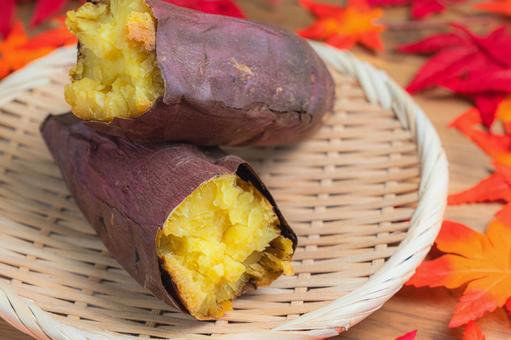 紅葉と焼き芋 (シルクスイート) 焼き芋,シルクスイート,さつまいもの写真素材
