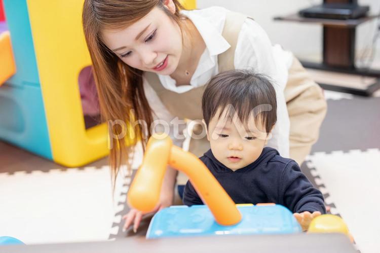 保育園／託児所／キッズカフェで遊ぶ男の子 保育園,幼稚園,保育士の写真素材
