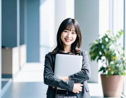 ノートパソコンを持つ女性8 ノートパソコンを持つ女性8の写真