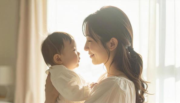 見つめ合う母親と赤ちゃん 見つめ合う母親と赤ちゃんの写真