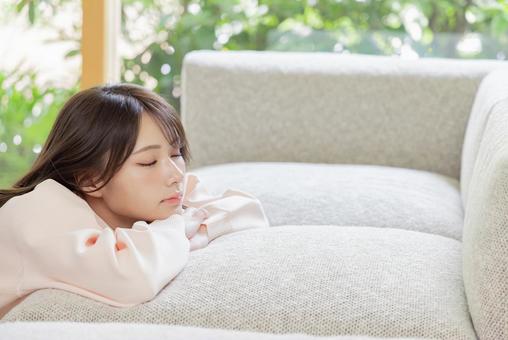 ソファにもたれる可愛い女性 ソファにもたれる可愛い女性 女性,リビング,見上げるの写真素材
