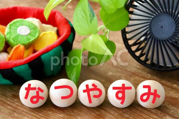 木のボール　なつやすみイメージ 夏休み,夏季休業,休みの写真素材