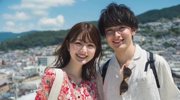 笑顔の仲良しカップルの夏の写真