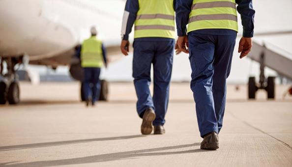 航空機を的確に誘導するマーシャリング業務 航空機を的確に誘導するマーシャリング業務の写真