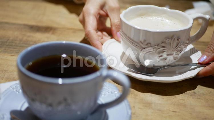 カフェで注文したコーヒーとカフェオレ カフェ,注文,煎れたての写真素材