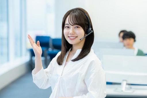 インカムで話すオペレーターの若い女性 オペレーター,コールセンター,笑顔の写真素材