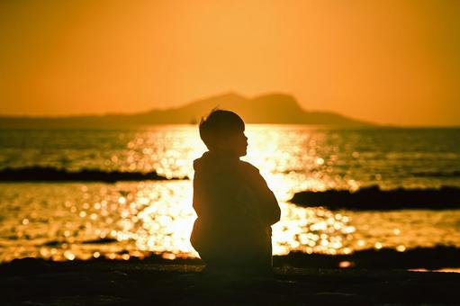 <素材>夜明けのキラキラ光る海と少年 <素材>夜明けのキラキラ光る海と少年 子供,男性,人物の写真素材
