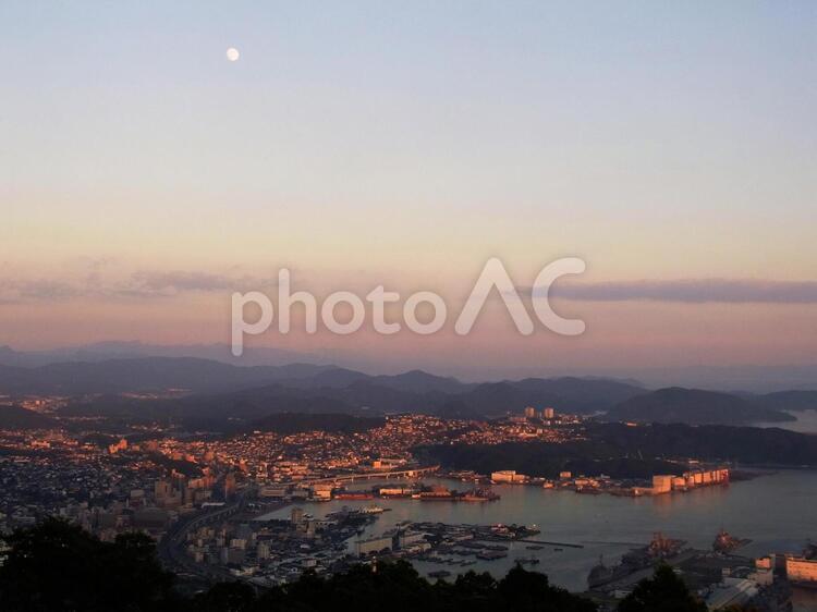 夕暮れの佐世保市街 佐世保,佐世保市街,佐世保港の写真素材