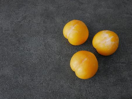 黄色いプラム「峰満イエロー」3個、右寄せ 黄色いプラム「峰満イエロー」3個、右寄せ 峰満イエロー,イエロープラム,プラムの写真素材