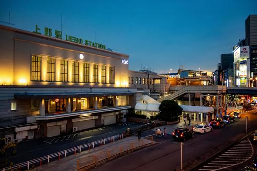 夜の上野駅前 夜の上野駅前 夜景,上野駅,道路の写真素材