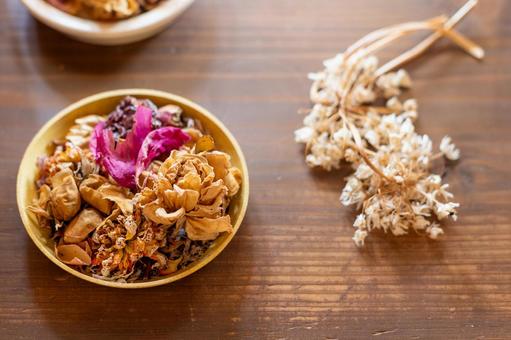 木皿｜鮮やかなドライフラワー ドライフラワー,花,植物の写真素材