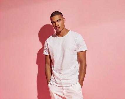 ミニマルなスタイル:白Tシャツを着た男性 ミニマルなスタイル:白Tシャツを着た男性の写真