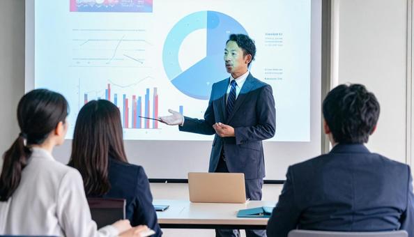 プレゼン・会議で発表を行うビジネスマンの写真