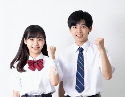 ガッツポーズする男子生徒と女子生徒の写真