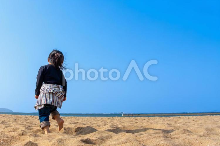 砂浜を歩く子供の後ろ姿 子供,夏の海,少女の写真素材