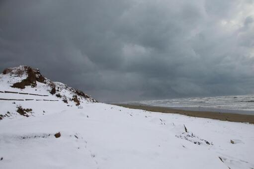 雪の積もった千里浜なぎさドライブウェイ 千里浜なぎさドライブウェイ,千里浜,羽咋市の写真素材