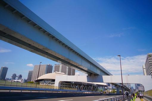 未来都市の青空と建築 未来都市の青空と建築 高層マンション,青空,高架道路の写真素材