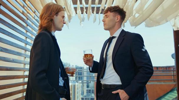 真顔で向き合うグラスを持った男性たち 男性,外国人,真顔の写真素材