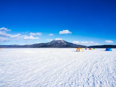冬の阿寒湖と雄阿寒岳 冬の阿寒湖と雄阿寒岳 厳冬期,山,絶景の写真素材
