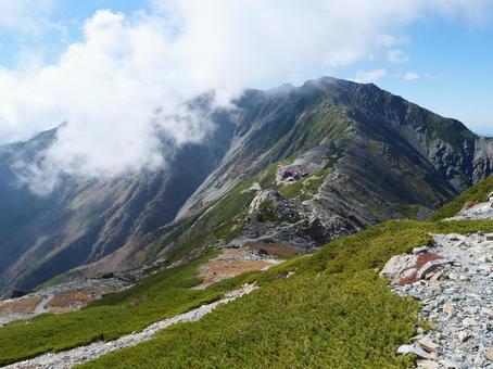 北岳から間ノ岳に繋がる尾根道 北岳から間ノ岳に繋がる尾根道 北岳,間ノ岳,尾根の写真素材