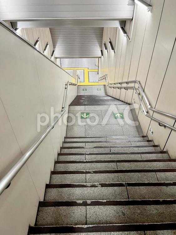 地下通路の階段 階段,地下道,廊下の写真素材