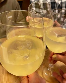 グラスで乾杯の瞬間 乾杯,グラス,パーティーの写真素材