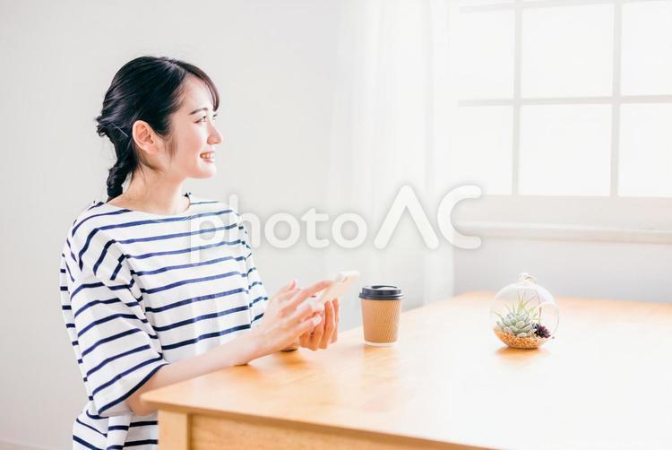 家でスマホを使う日本人女性（アプリ） スマホ,アプリ,女性の写真素材