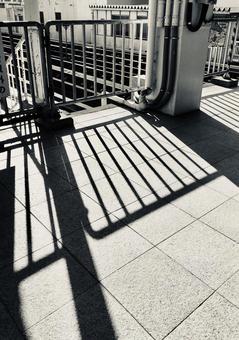 西日が差す駅の構内 西日が差す駅の構内の写真