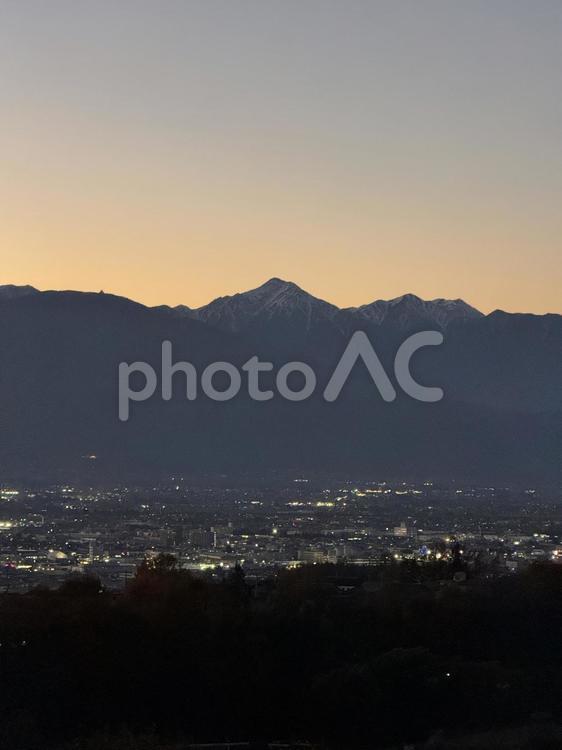 夕暮れの松本市と常念岳 空,晩秋,秋の写真素材