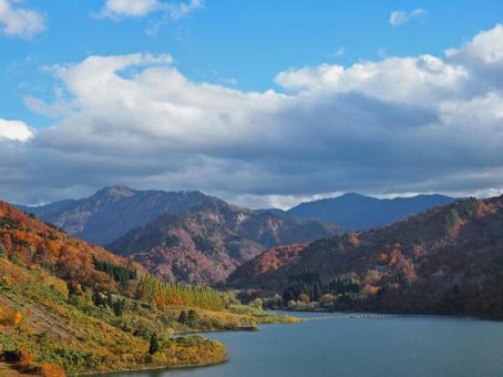 秋の景色２２ ダム,大谷ダム,新潟県の写真素材