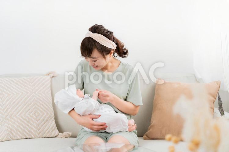 出産して赤ちゃんを抱っこする産休中の女性 出産,産休,赤ちゃんの写真素材