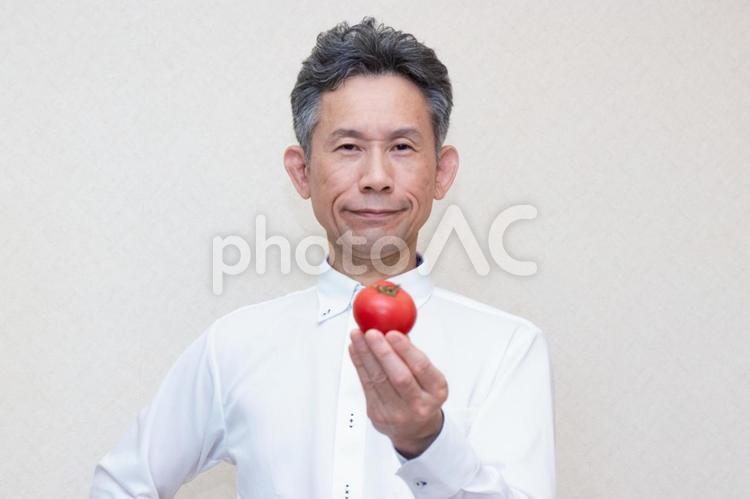 トマトと中年男性1 トマト,ナス科,ナス属の写真素材