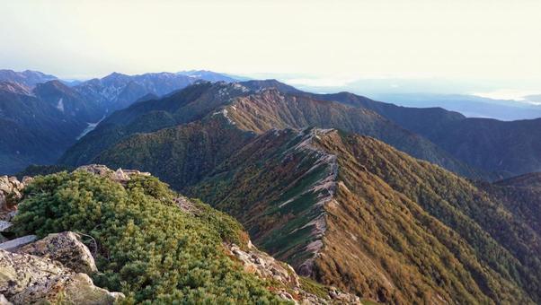 大天井岳から見る表銀座稜線 大天井岳から見る表銀座稜線の写真
