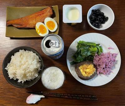 昆布ご飯にほっけと半熟卵などの夕食 夕食,ご飯,炊き込みの写真素材