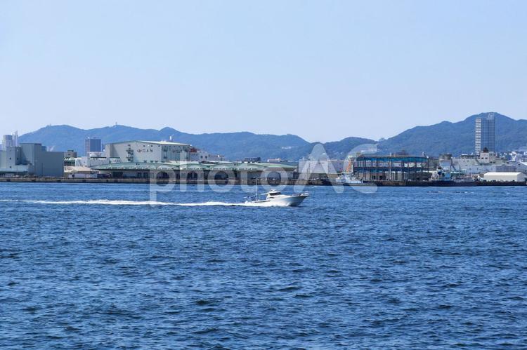 港内を疾走する船 海,港,船の写真素材