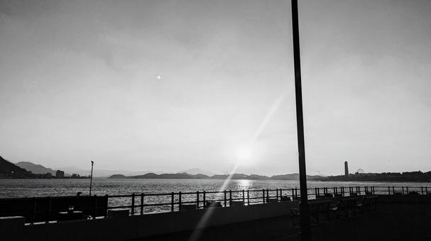 夕暮れの海辺とベンチ 夕暮れの海辺とベンチ 夕暮れ,海辺,ベンチの写真素材