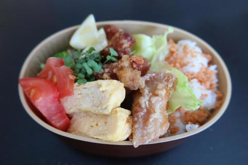 から揚げと玉子焼きのお弁当 から揚げと玉子焼きのお弁当 弁当,チキン,鶏の写真素材