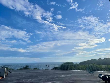 江ノ島のテラスから望む雄大な空と海 江ノ島のテラスから望む雄大な空と海 江ノ島,テラス,海の写真素材