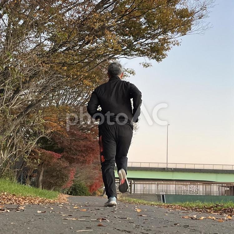 ダイエットのため走る男性 男性,男,走るの写真素材